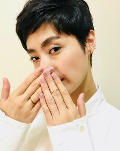 投稿についてもっと詳しく 髪がどんどん短くなっていくシシド・カフカ