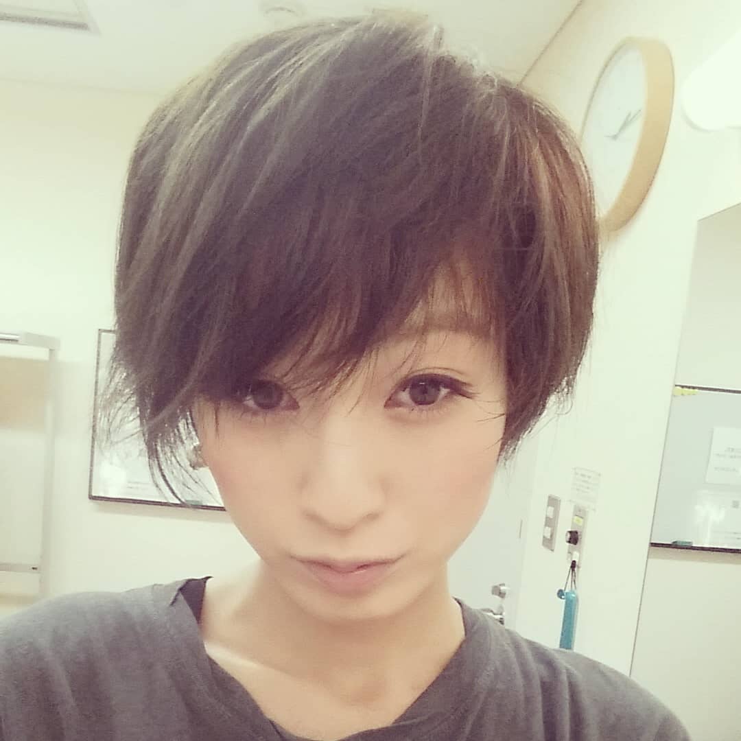 西山茉希さん 過去のショートヘア姿を自身のインスタで公開 イメチェンストーリー