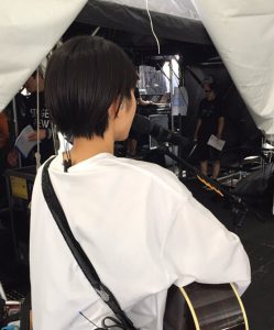 投稿についてもっと詳しく アーティストのmiwaさんがサラサラ黒髪ロングヘアーをバッサリと断髪してショートヘアを披露！