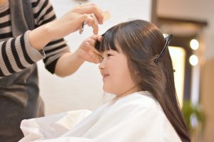 投稿についてもっと詳しく 素人でもできるヘアカットのやり方！【前髪セルフカット編】